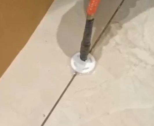四平市瓷砖空鼓维修公司专业解答瓷砖在铺贴过程中，如果没有涂抹均匀到位的粘结材料（如水泥砂浆或瓷砖胶），可能会导致以下问题